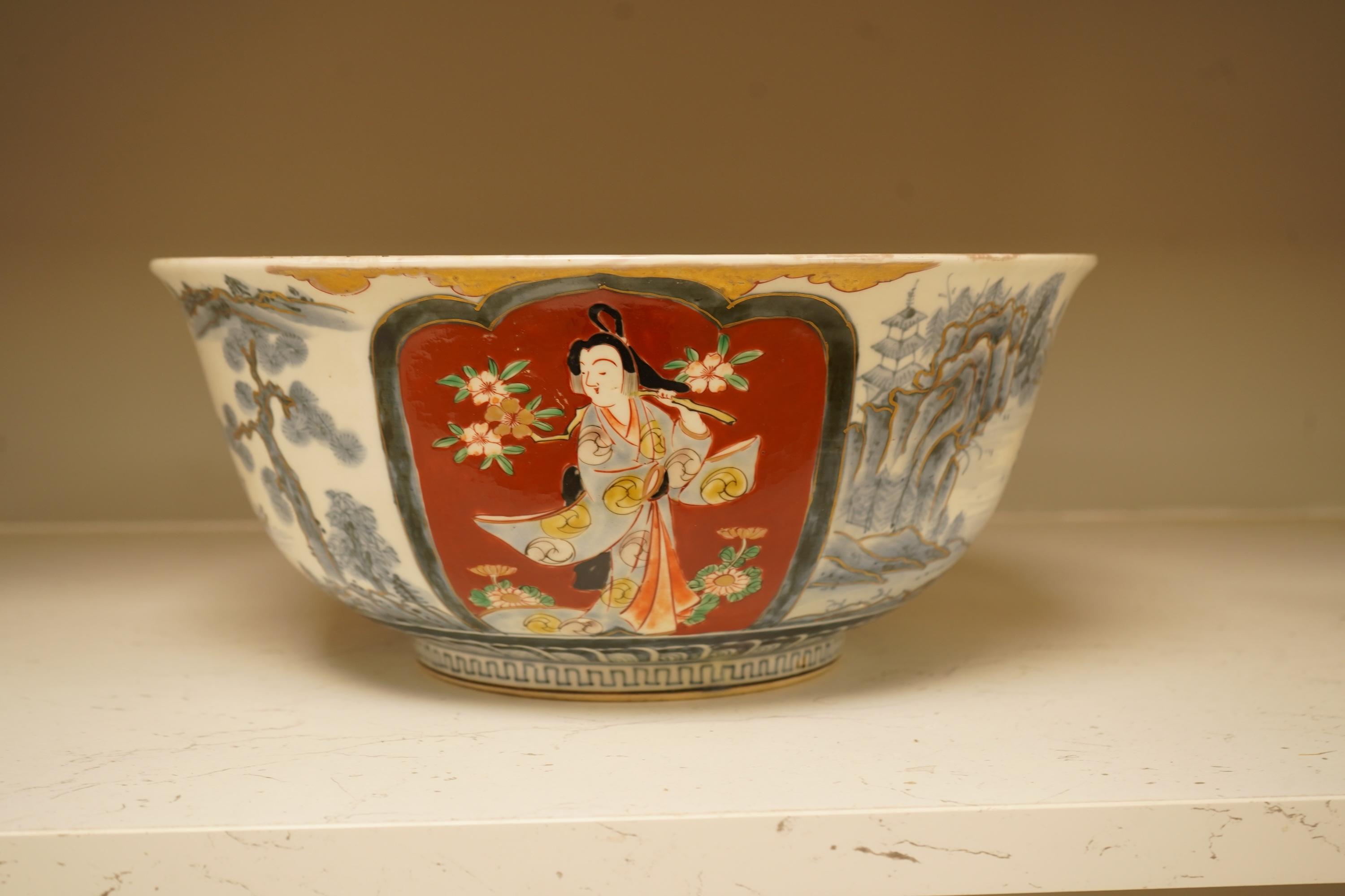 A 19th century Japanese Imari bowl, 31cm in diameter